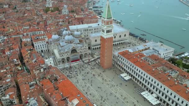 Aerial San Marco Rialto Bridge Canals Venice Italy Cloudy Day — Vídeos de Stock