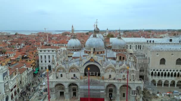 Aerial San Marco Rialto Bridge Canals Venice Italy Cloudy Day — Stock Video