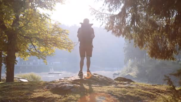 Tourist Hiker Standing Alone Lakefront Rocky Hill Titta Sjön Vackra — Stockvideo