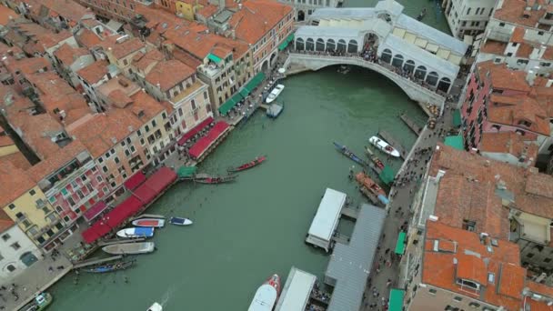 Aerial San Marco Rialto Bridge Kanály Benátkách Itálie Zamračený Den — Stock video