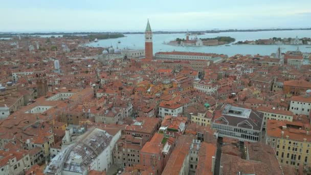 Aerial San Marco Rialto Bridge Canals Venice Italy Cloudy Day — 비디오