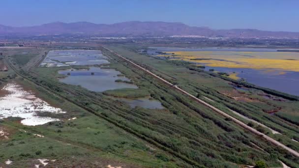 穆尔西亚卡拉尔鸟类保护区附近的西班牙拉贾湖和潘塔德波内湖的空中景观 — 图库视频影像