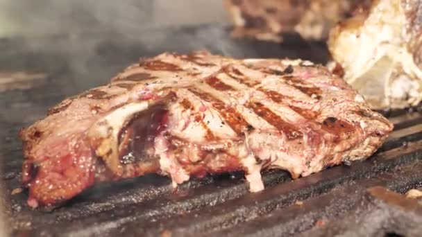 Šťavnatý Bone Steak Grilovaný Kouřem — Stock video