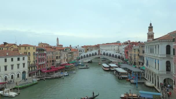 4K意大利威尼斯的圣马可空中 里阿尔托桥和运河 多云的一天 — 图库视频影像