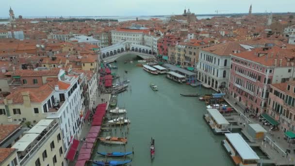 Aerial San Marco Rialto Bridge Kanály Benátkách Itálie Zamračený Den — Stock video