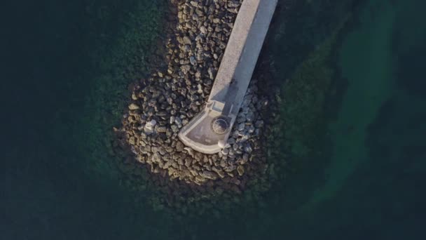 Yunanistan Daki Chania Deniz Feneri Nin Aşağıdan Çekimi — Stok video