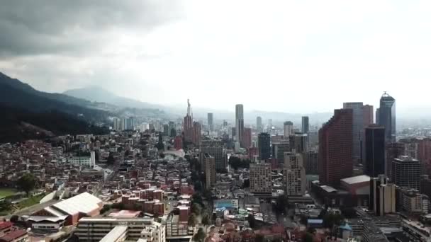 コロンビアのボゴタ市の空中風景 建物や高層ビルが多いダウンタウンの景色 — ストック動画