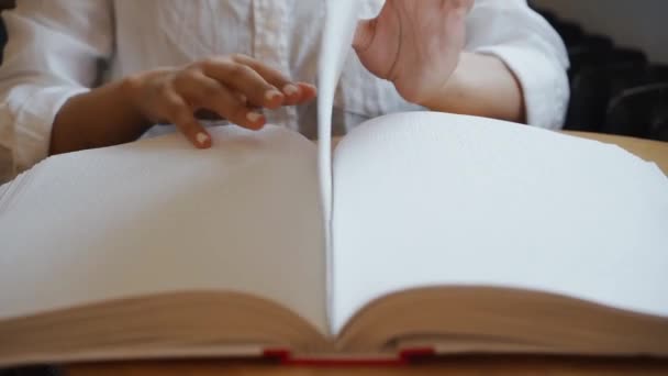 Крупный План Слепой Женщины Читающей Книгу Переворачивающей Страницы — стоковое видео