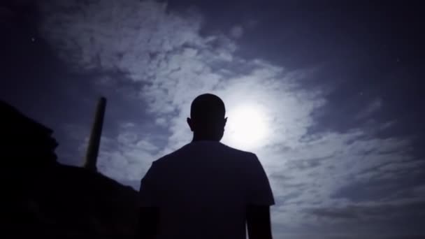 Широкий Снимок Силуэтом Человека Смотрящего Полнолуние — стоковое видео