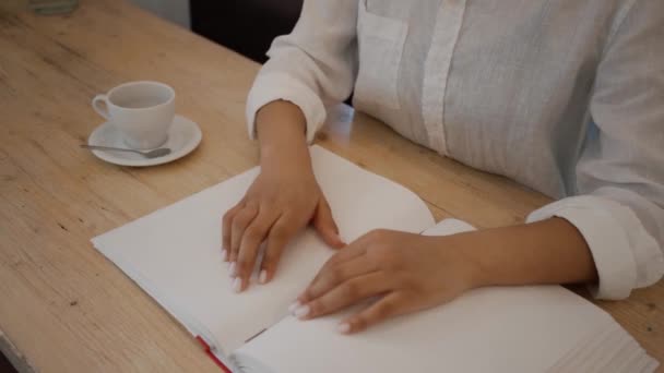 Wanita Buta Duduk Meja Makan Dan Minum Kopi Sambil Membaca — Stok Video