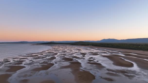 Sonnenuntergangsantenne Über Dem Riesigen Armstrong Beach Bei Ebbe Queensland Australia — Stockvideo