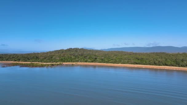 Aerial Menunjukkan Lingkungan Pantai Kosong Queensland Klasik Pada Hari Yang — Stok Video