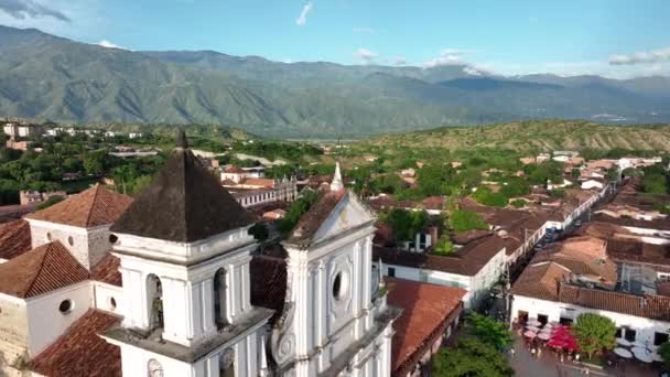 Santa Antioquia Kolumbia Latające Nad Metropolitalnymi Wieżami Katedralnymi Budynkami Kolonialnymi — Wideo stockowe