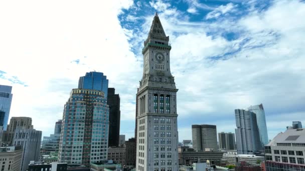 ボストンマサチューセッツ州のカスタムハウスタワー ニューイングランド最大の都市の空に対する空中 フリーダムトレイルの歴史的建造物 — ストック動画