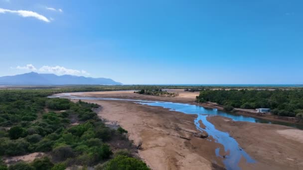 空中穿越Guthalungra的埃利奥特河和广阔的启动角地平线 — 图库视频影像