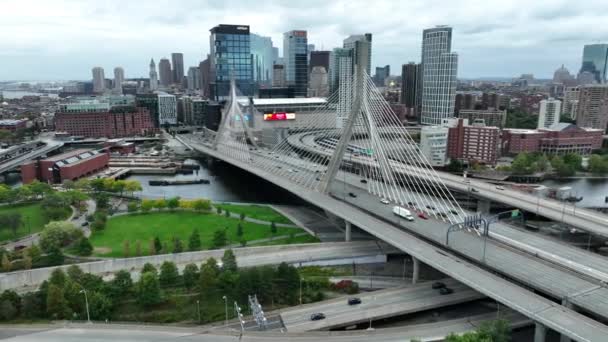 波士顿市的天际线邦克山纪念桥和Paul Revere公园 空中景观 — 图库视频影像