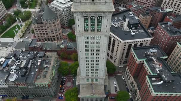 波士顿金融区的海关大楼 钟表与著名建筑的空中倾斜揭示 — 图库视频影像
