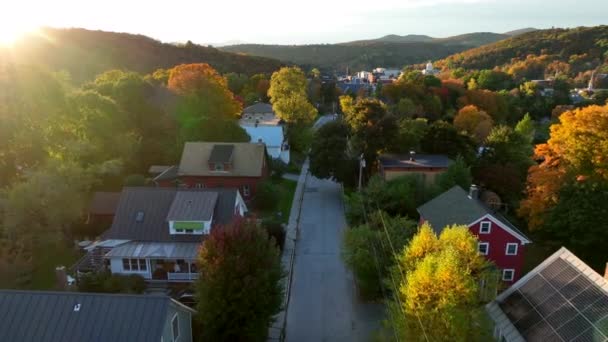 秋天的新英格兰古镇 蒙彼利埃佛蒙特是绿山中的家园 空中后撤在温暖的金色黄昏中显露出来 — 图库视频影像