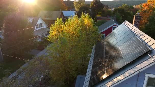 Painel Solar Telhado Americano Aéreo Durante Pôr Sol Outono Com — Vídeo de Stock