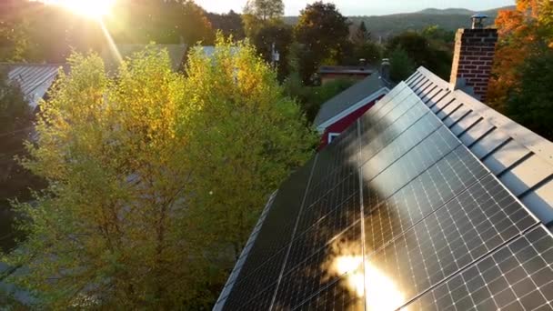 屋顶太阳能电池板阵列 绿色清洁可再生能源主题 美丽的阳光反射发电 秋天的空中 五彩斑斓的树叶 — 图库视频影像