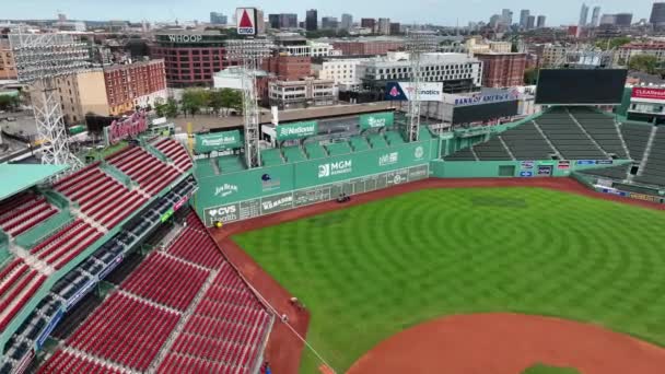 フェンウェイ公園の空中飛行 マサチューセッツ州のボストン レッドソックスの球技場 スタジアムの象徴的な緑のモンスター — ストック動画