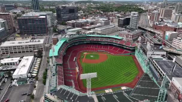 红袜芬威公园棒球场和波士顿市天际线的空中拍摄 最古老的Mlb体育场 — 图库视频影像