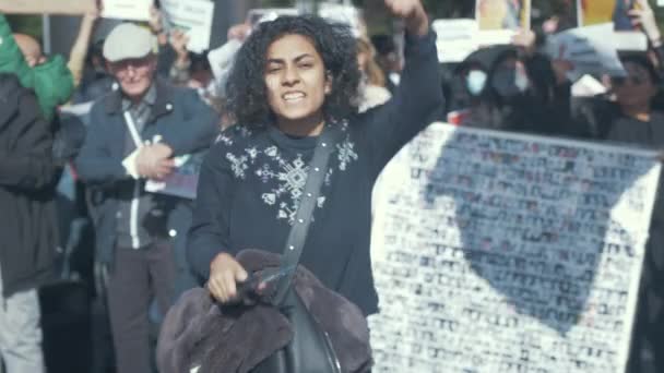 Kvinna Klipper Håret Protest Mot Den Iranska Regimen — Stockvideo
