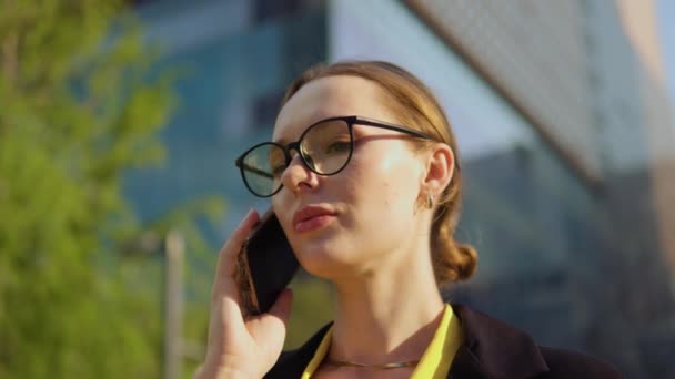 Vážná Tvář Detailní Záběr Mladé Dospělé Podnikatelky Mluvit Telefonu Poslouchat — Stock video