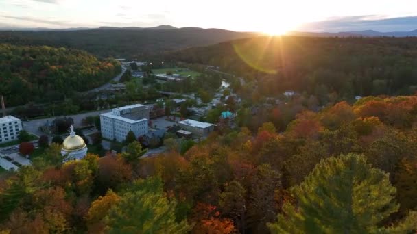 Gröna Bergen Vermont Montpelier Regering Byggnad Kupol Solnedgången Flygbild — Stockvideo
