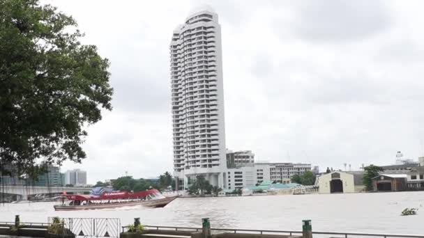 Човен Перетинає Річку Бангкок Перед Особняком Рарранакосіна Бангкок Таїланд — стокове відео