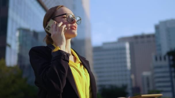 Porträt Gestresste Geschäftsfrau Smartphone Gespräch Vor Bürogebäuden Enttäuschte Frau Die — Stockvideo