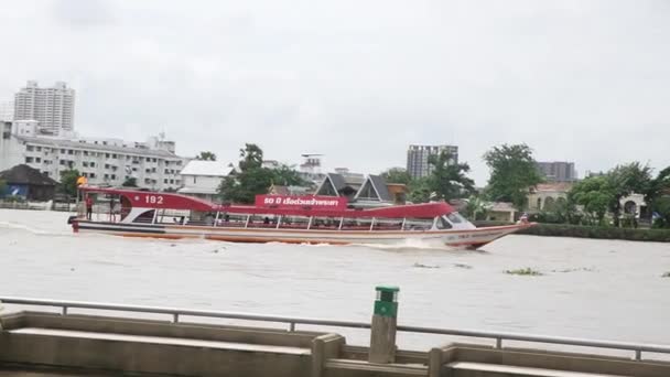Транспортная Лодка Реке Чао Прайя Бангкоке Таиланд Река Бангкок — стоковое видео