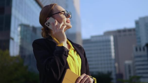 Zufriedene Motivierte Geschäftsfrau Beendet Telefonat Vor Bürogebäuden Des Finanzdistrikts Und — Stockvideo