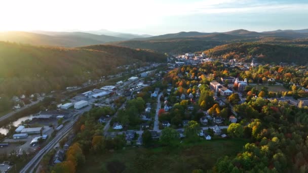 Φθινοπωρινό Φύλλωμα Στη Νέα Αγγλία Montpelier Vermont Μεταξύ Των Πράσινων — Αρχείο Βίντεο
