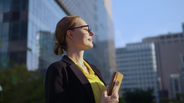 Minnettar Mutlu Gözlüklü Kadını Sunset Sky Modern Finans Bölgesi Binalarına — Stok video