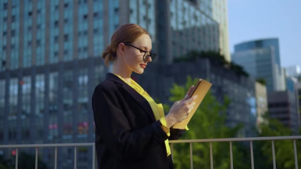 Businesswoman Brýlích Pomocí Tabletu Ipad Venku Stojící Terase Výhledem Budovy — Stock video