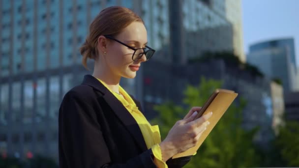 Neşeli Şadamı Kadın Sunset Dijital Tablet Kullanarak Çalışıyor Profil Yörünge — Stok video