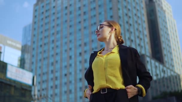 Confident Proud Young Adult Businesswoman Crossing Arms Smile Professional Leader — Vídeo de stock
