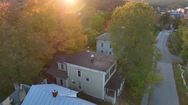 ゲイのプライドフラグは ニューイングランドアメリカの小さな町の自宅でハングします 日没時に空中での上昇を明らかにする 暖かい愛のテーマ — ストック動画