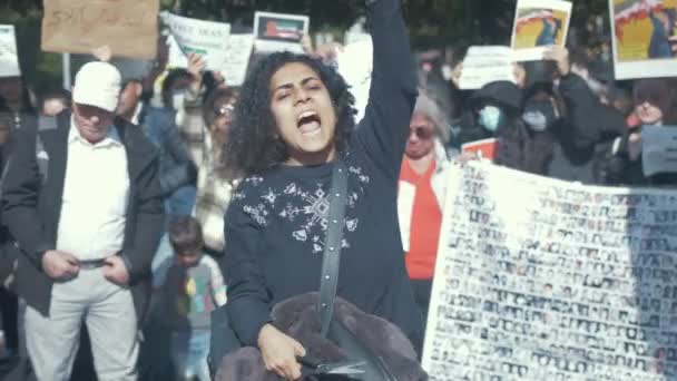 Orädd Kvinna Klipper Håret Protesterar Mot Den Förtryckande Iranska Regimen — Stockvideo