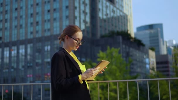 Profile Business Woman Using Digital Tablet Computer Standing Office Building — Vídeos de Stock
