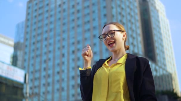 Женщина Офисный Работник Показывает Большой Палец Вверх Руки Жест Глядя — стоковое видео