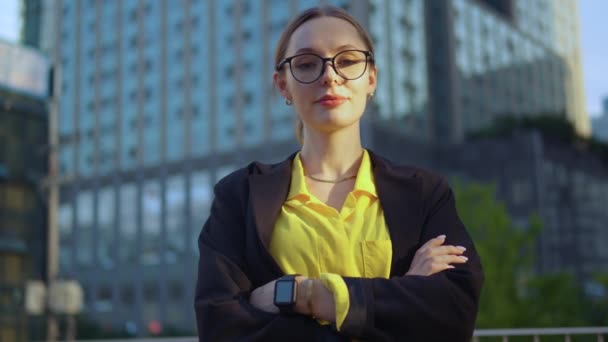 Biznes Kobieta Okularach Ramiona Przekroczył Potrząsając Głową Negatywnie Nie Zgadza — Wideo stockowe
