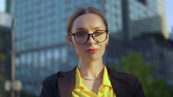 Портрет Ділової Жінки Окулярах Похитує Головою Негативно Погоджується Каже Повільному — стокове відео