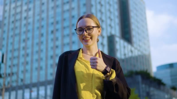 Счастливая Молодая Деловая Женщина Показывающая Большой Палец Перед Современным Офисом — стоковое видео