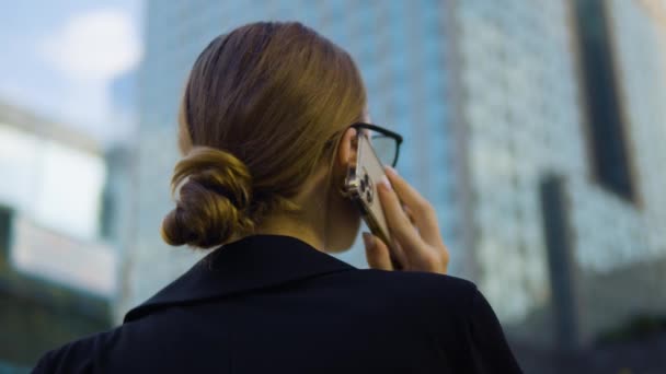 Unrecognizable Woman Executive Company Ceo Talking Phone Skyscrapers Sunset City — Vídeos de Stock