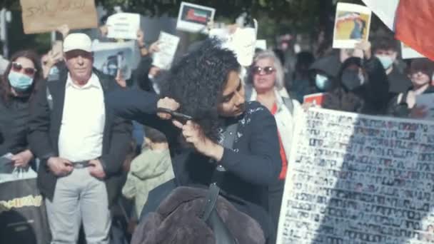 妇女剪头发高呼 妇女生活自由 都柏林抗议压迫性的伊朗政权 — 图库视频影像