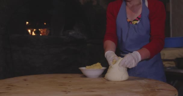 Kadın Fırıncı Hamur Çine Peynir Koyuyor Meskhetian Ekmeğinin Hazırlanması Orta — Stok video