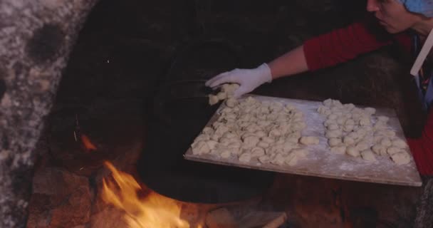 Грузинский Пекарь Сбрасывает Пельмени Хинкали Горшок Над Печью Древнем Стиле — стоковое видео