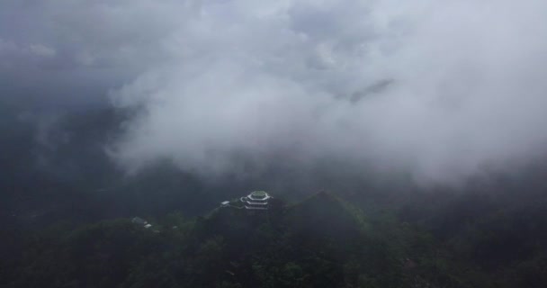 Aerial View Showing Famous Tumpeng Menoreh Restaurant Top Mountain Foggy — Vídeo de stock